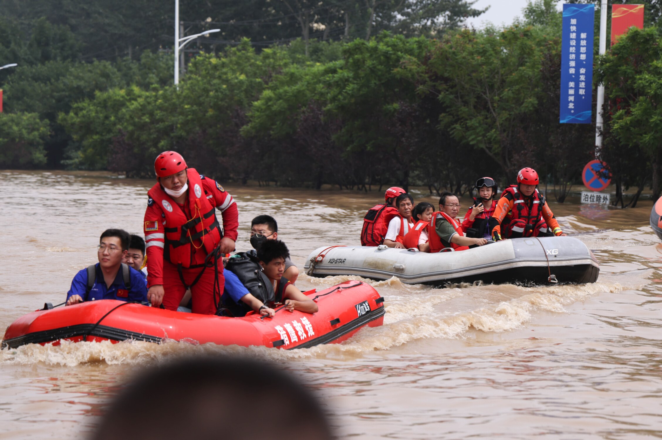 直击河北涿州救援现场：白洋淀大爷们撑游船赶往涿州救人，一上午转移百余人